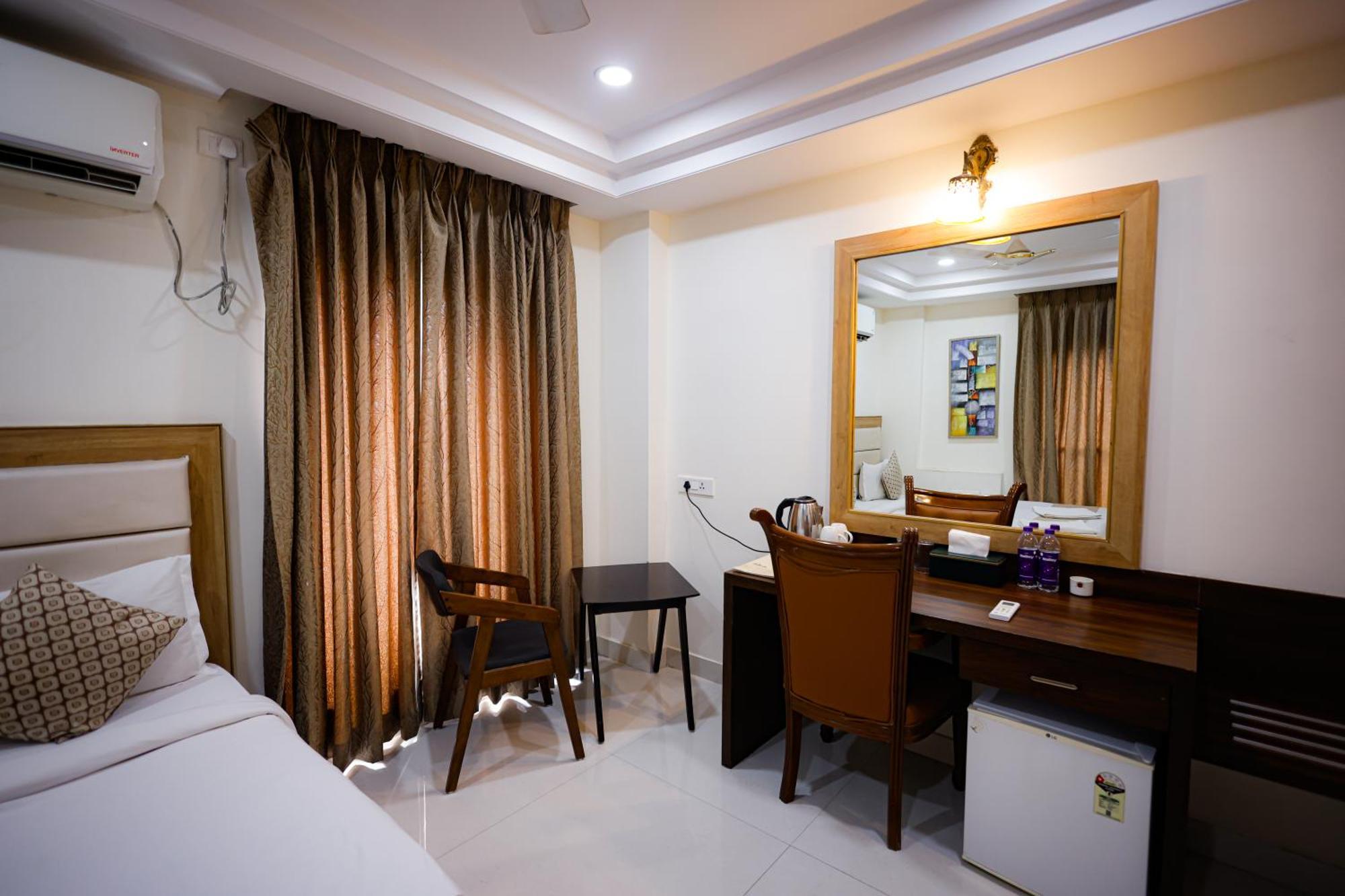 M Square Hotel Хайдарабад Экстерьер фото