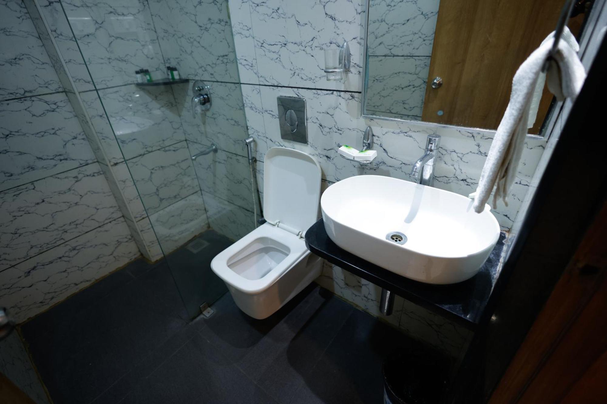 M Square Hotel Хайдарабад Экстерьер фото