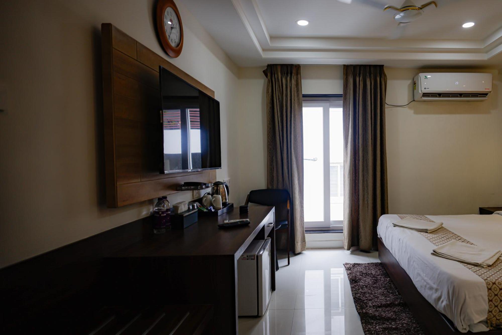 M Square Hotel Хайдарабад Экстерьер фото