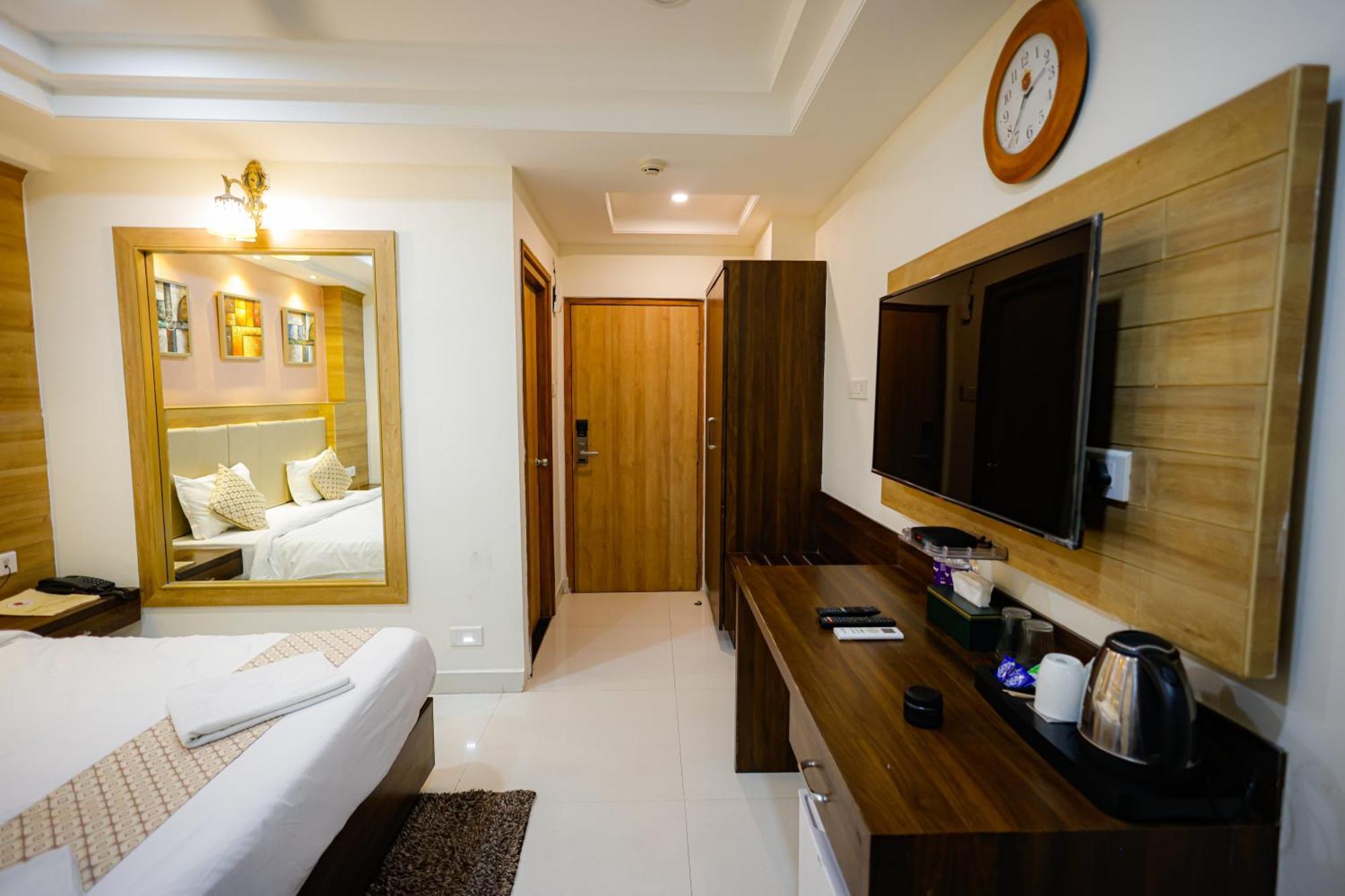 M Square Hotel Хайдарабад Экстерьер фото