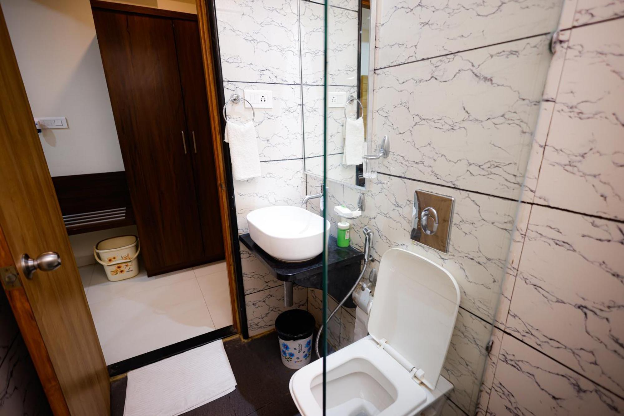 M Square Hotel Хайдарабад Экстерьер фото