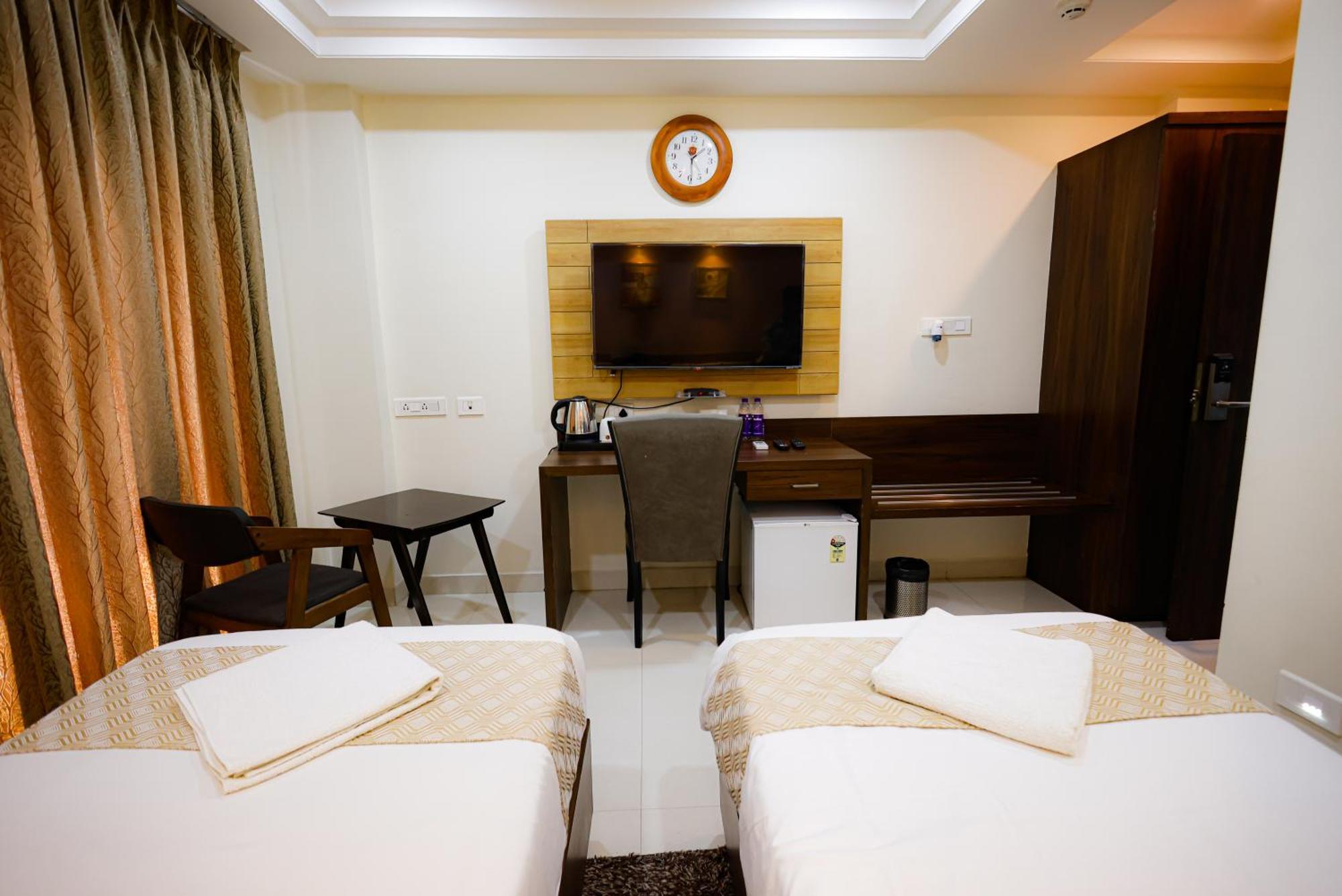 M Square Hotel Хайдарабад Экстерьер фото