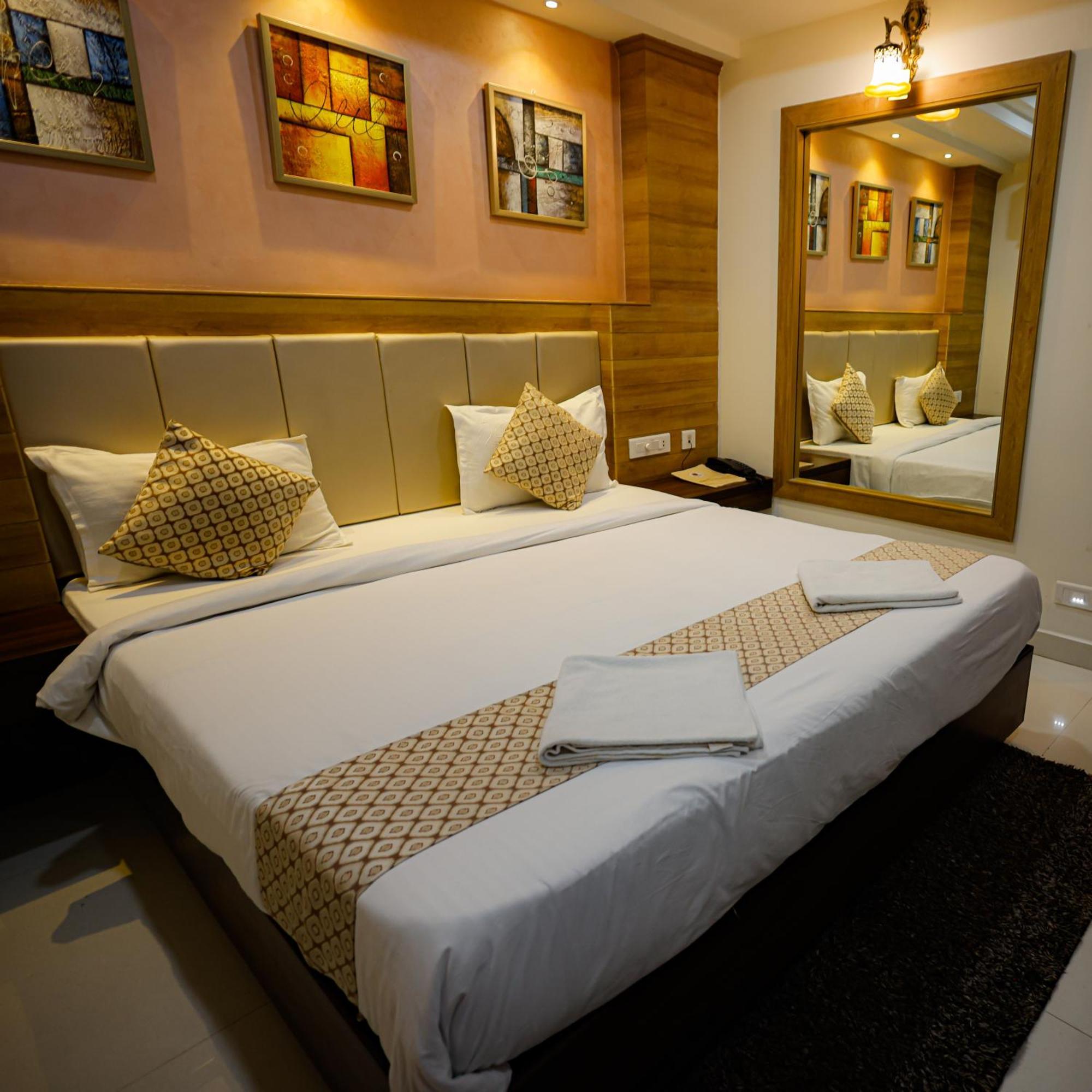M Square Hotel Хайдарабад Экстерьер фото